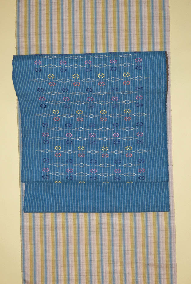 新田さんの紅花紬に読谷山花織。着物美人さんは伊兵衛織。 | じざいや