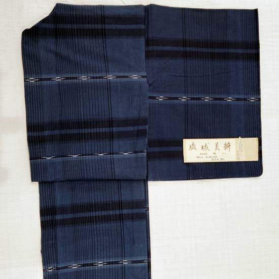 <span class="title">トールサイズの仕立上がり。宮古上布の反物。</span>