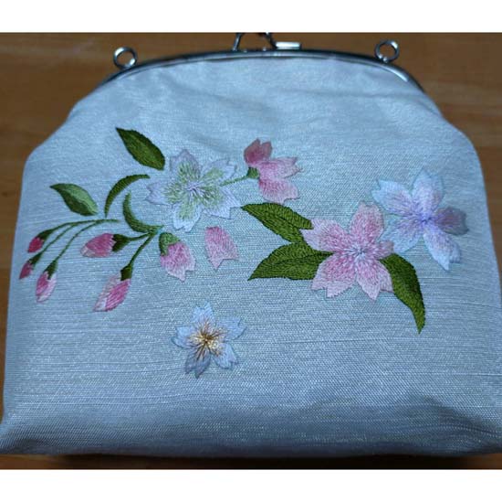 <span class="title">今日のイチオシ京縫いバッグ。刺繍のお話を少々。</span>