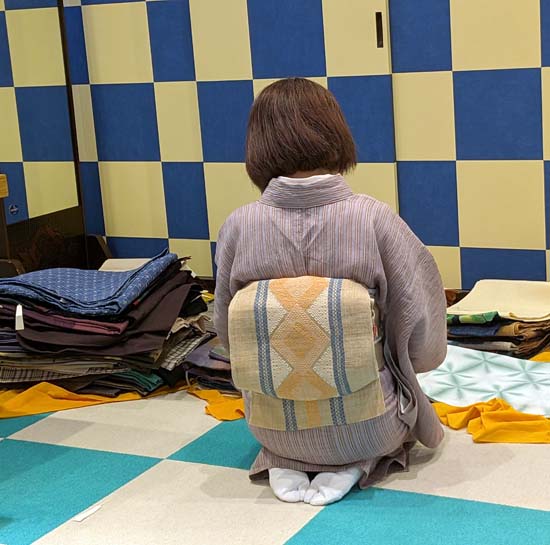<span class="title">小唄のお稽古で仕立て上りを物色？</span>